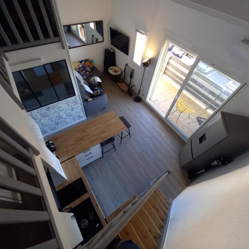 d'un salon avec une table. dans l'établissement Appartement Cap d'Agde 