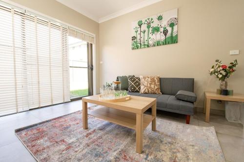 Werringtonにある2 bedrooms Entire Granny Flat in Werringtonのソファとコーヒーテーブルのあるリビングルーム