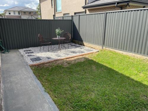 Werringtonにある2 bedrooms Entire Granny Flat in Werringtonの裏庭(テーブル、椅子、フェンス付)