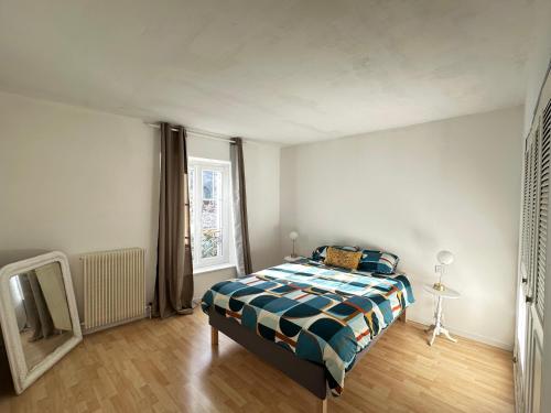 a bedroom with a bed and a window in it at Maison avec jardin-Au calme-Tout à pied-High wifi in Moret-sur-Loing