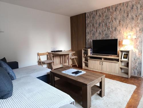 Et tv og/eller underholdning på GRBAVICA COZY APARTMENT - free parking