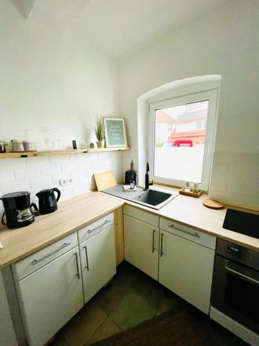 a kitchen with a sink and a window at Kleines Haus bei Hannover in Sehnde