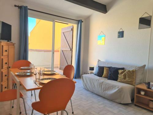 un salon avec une table et un canapé dans l'établissement Appartement 2 pièces CAP D'AGDE CT230-026, au Cap d'Agde