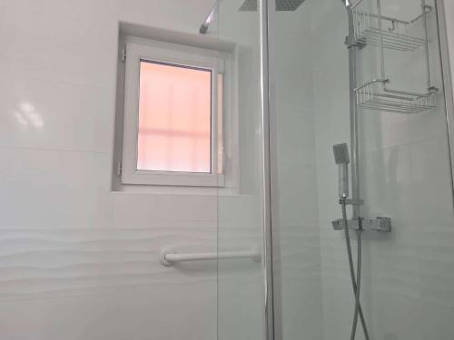 La salle de bains est pourvue d'une douche et d'une fenêtre. dans l'établissement Appartement 2 pièces CAP D'AGDE CT230-026, au Cap d'Agde