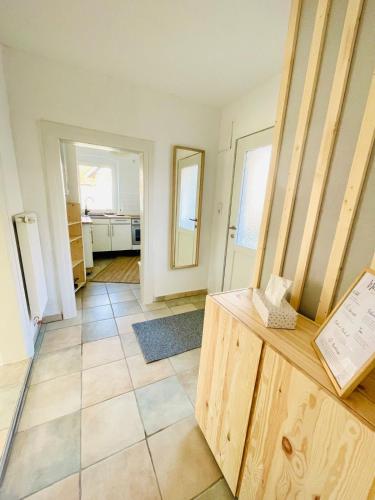 a living room with a counter and a kitchen at Kleines Haus bei Hannover in Sehnde