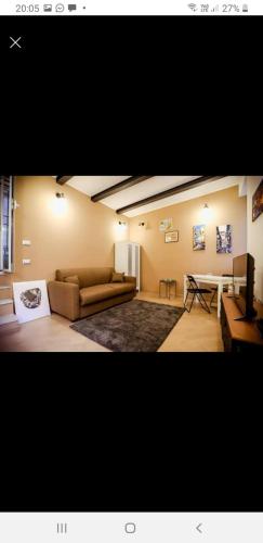 una sala de estar con un sofá y una mesa en Bonbon House, en Nápoles