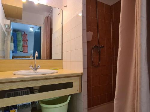 une salle de bain avec un lavabo, une douche et un miroir dans l'établissement Appartement 2 pièces cabine CAP D'AGDE CT042-120, au Cap d'Agde