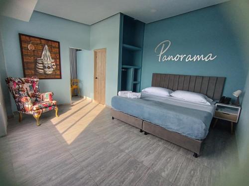 El BancoにあるHotel Panorama 1947の大きなベッドと椅子のある寝室