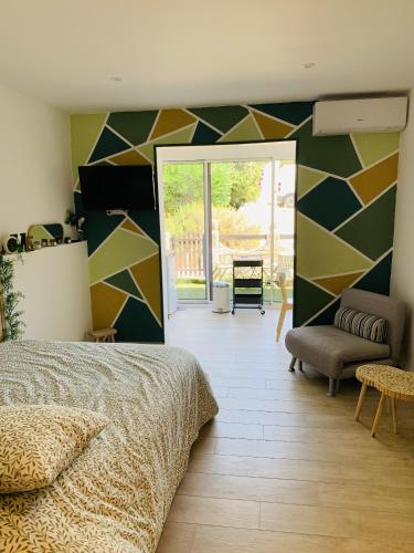 - une chambre avec un lit et un mur géométrique dans l'établissement Studio chaleureux et cosy à 10 minutes de la plage, à Sanary-sur-Mer