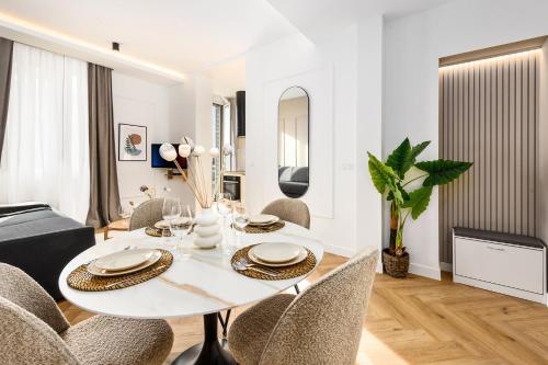 une salle à manger blanche avec une table et des chaises blanches dans l'établissement Hypercentre - 5 mn Monaco - Luxury flat - CS, à Beausoleil