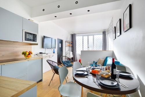 une salle à manger et une cuisine avec une table et des chaises dans l'établissement Bluestay 48 - Superb apartment in Paris, à Paris