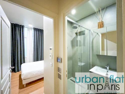 une salle de bain avec une douche, un lavabo et un miroir dans l'établissement 76 - Urban Jardins du Marais, à Paris