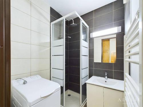 La salle de bains est pourvue d'un lavabo et d'un miroir. dans l'établissement Studio refait à neuf avec balcon, garage et accès direct aux pistes, proche commerces et services - FR-1-398-623, à Montvalezan