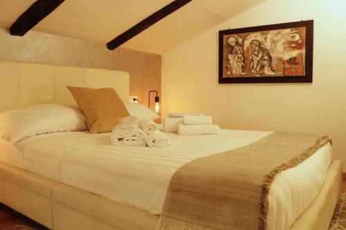 ein Schlafzimmer mit einem großen weißen Bett mit Handtüchern darauf in der Unterkunft Domus Tepula II in Rom