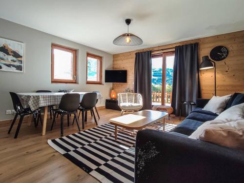 un salon avec un canapé et une table dans l'établissement Superbe Chalet Duplex 3* avec Parking et WIFI au Pied des Pistes, Valmorel - FR-1-356-392, à Valmorel