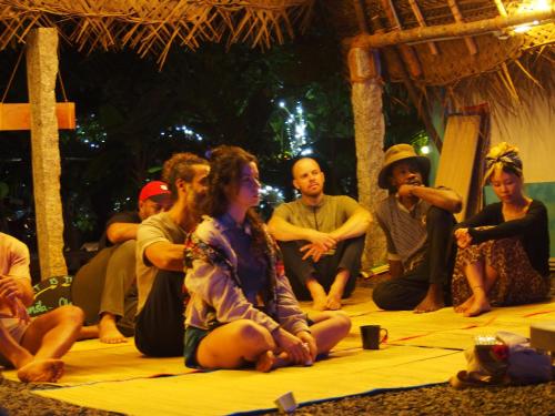 オーロヴィルにあるHostelExp, Auroville - A Rural Retreat Experienceの座人