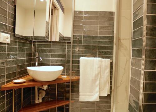 ein Badezimmer mit Waschbecken und Spiegel in der Unterkunft Domus Tepula II in Rom