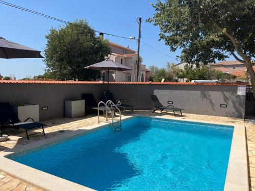 Πισίνα στο ή κοντά στο Villa Lara 1