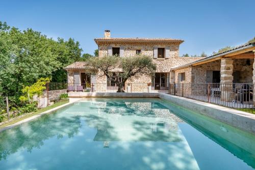 ein Swimmingpool vor einem Haus in der Unterkunft Bastide Aubignan in Aubignan