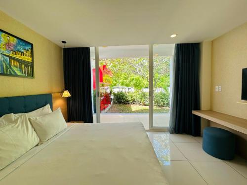 ein Schlafzimmer mit einem großen Bett und einem großen Fenster in der Unterkunft Villa 4pn Oceanami Resort Long Hải Phước Hải in Long Hải
