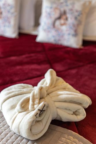a pile of towels sitting on top of a bed at La Vita Pousada de Charme in Campos do Jordão