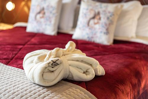 a pile of towels on top of a bed at La Vita Pousada de Charme in Campos do Jordão