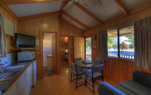 Ett kök eller pentry på Beechworth Lake Sambell Caravan Park