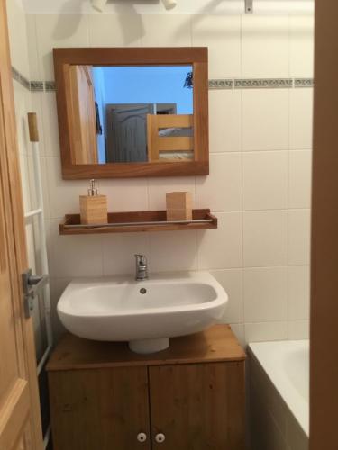une salle de bain avec un lavabo et un miroir dans l'établissement Appartement 5 Personnes La Plagne 1800, à La Plagne Tarentaise