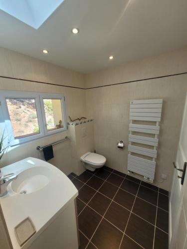 Phòng tắm tại Le mas Les Salamandres