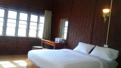 Llit o llits en una habitació de Syvongsack Lodge