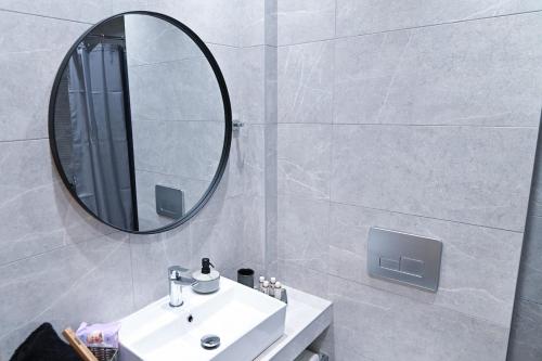 un baño con lavabo y espejo en Efanton 2, en Larisa