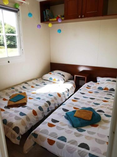 deux lits côte à côte dans une chambre dans l'établissement La Parenthèse, à Guénin