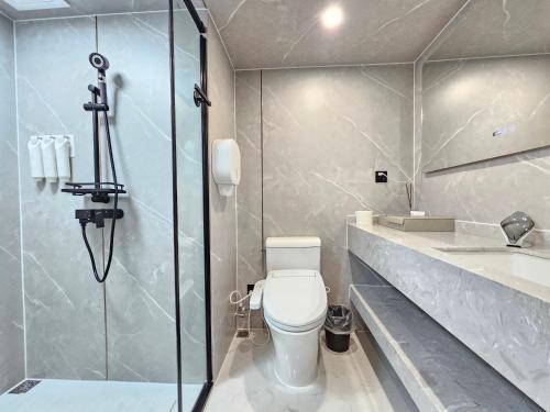 Bilik mandi di Galaxy X Hotel Type Caravan Glamping & Pension