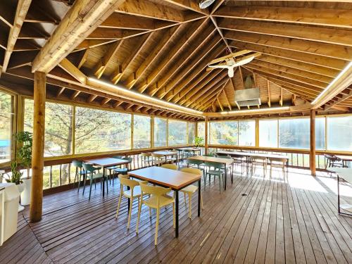Gambar di galeri bagi Galaxy X Hotel Type Caravan Glamping & Pension di Pyeongchang