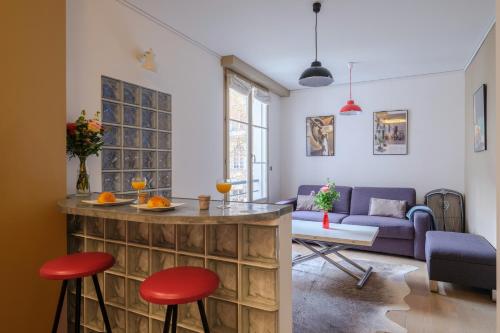 un salon avec un canapé et une table dans l'établissement Paris Marais Bouquet Residence, à Paris