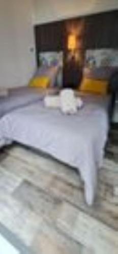 Ce lit se trouve dans un dortoir doté d'un couvre-lit blanc. dans l'établissement Bungalow Mobile Home de Luxe Vue Mer Saint-Raphaël 4 personnes, à Saint-Raphaël