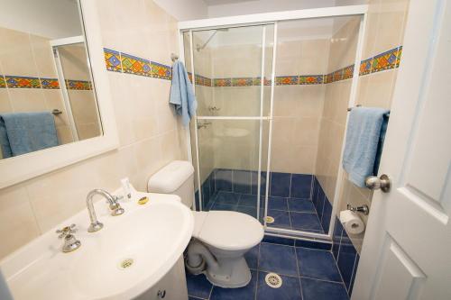 Ένα μπάνιο στο 2Bedrooms, 2-bath, 1 Garage Apartment