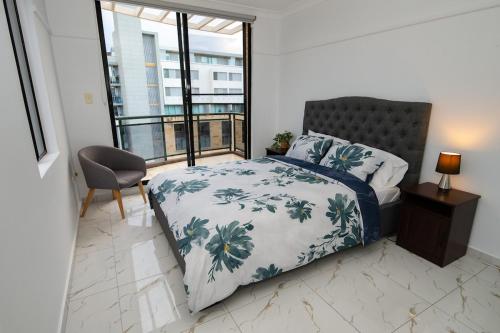 Ένα ή περισσότερα κρεβάτια σε δωμάτιο στο 2Bedrooms, 2-bath, 1 Garage Apartment