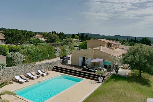 une vue aérienne d'une maison avec piscine dans l'établissement Jardin-duzes, à Saint-Quentin-la-Poterie