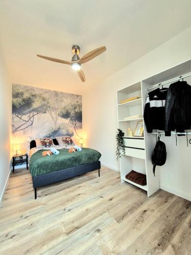 une chambre avec un lit et un tableau au mur dans l'établissement La Terrasse Nîmoise - heart of town - air conditioning, à Nîmes