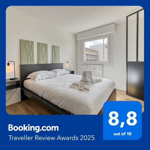 une chambre avec un lit et une fenêtre dans l'établissement Marine votre F2 moderne à Rouen, à Rouen