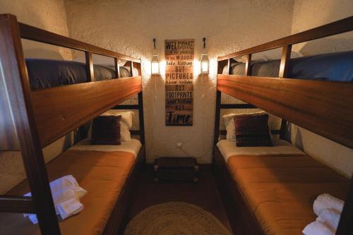 a room with two bunk beds in a room at Refúgio da Caniçada - T4, Piscina Aquecida (Gerês) in Geres