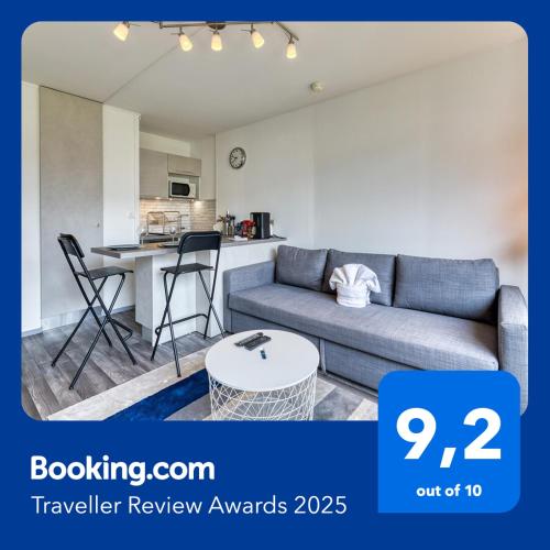 un salon avec un canapé et une table dans l'établissement Olivia studio avec Place de Parking, à Rouen