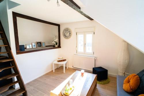 a living room with a mirror and a table at Le Cosy du Brasseur - Magnifique Duplex Schiltigheim, Proche Strasbourg in Schiltigheim