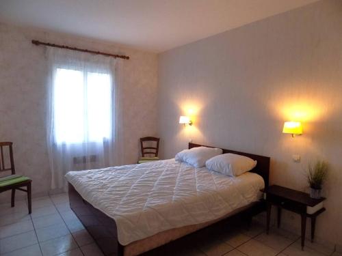 une chambre avec un grand lit et une fenêtre dans l'établissement Vaux sur Mer - MAISON INDIVIDUELLE - Domaine des Fées - Plage de Nauzan, à Vaux-sur-Mer