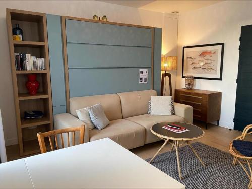 salon z kanapą i stołem w obiekcie Studio moderne au cœur de Sauzon avec kitchenette et Wi-Fi - FR-1-418-227 w mieście Sauzon