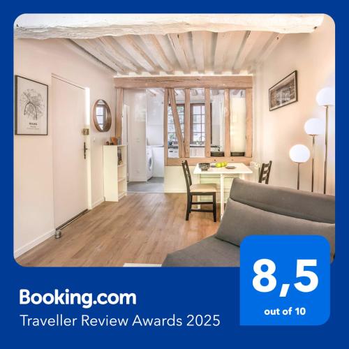 un salon avec un canapé et une table dans l'établissement Gabriel Beau studio proche Hôtel de Ville, à Rouen