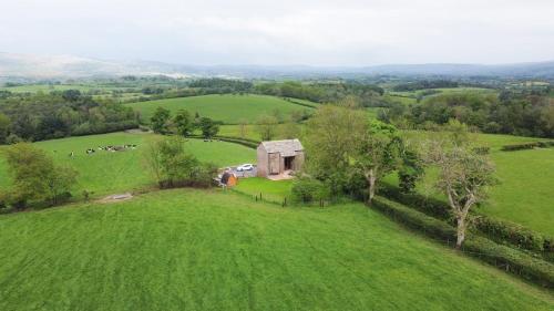 una vista aerea di un grande campo verde con fienile di Owls Nook Barn, Luxury Barn with Hot Tub & Sauna a Sandford