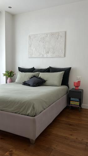 ein Schlafzimmer mit einem großen Bett mit weißen Wänden in der Unterkunft Magnolia 84 Apartment in Florenz