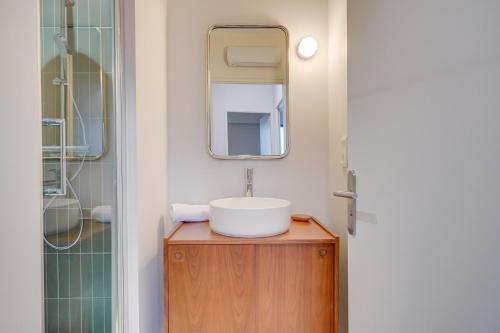 une salle de bain avec un lavabo et un miroir dans l'établissement Le Cosmic Penthouse - Proche Cité du Vin, à Bordeaux